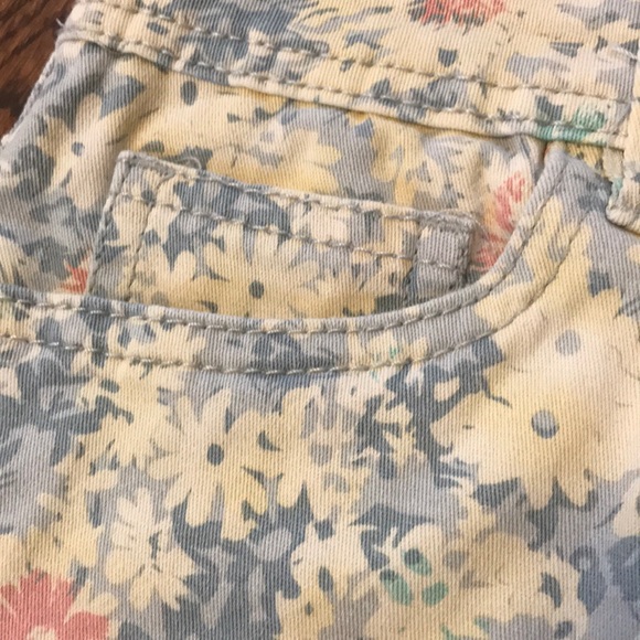 Vintage Y2K Retro Women’s Low rise Floral Patterned Shorts - Picture 5 of 6